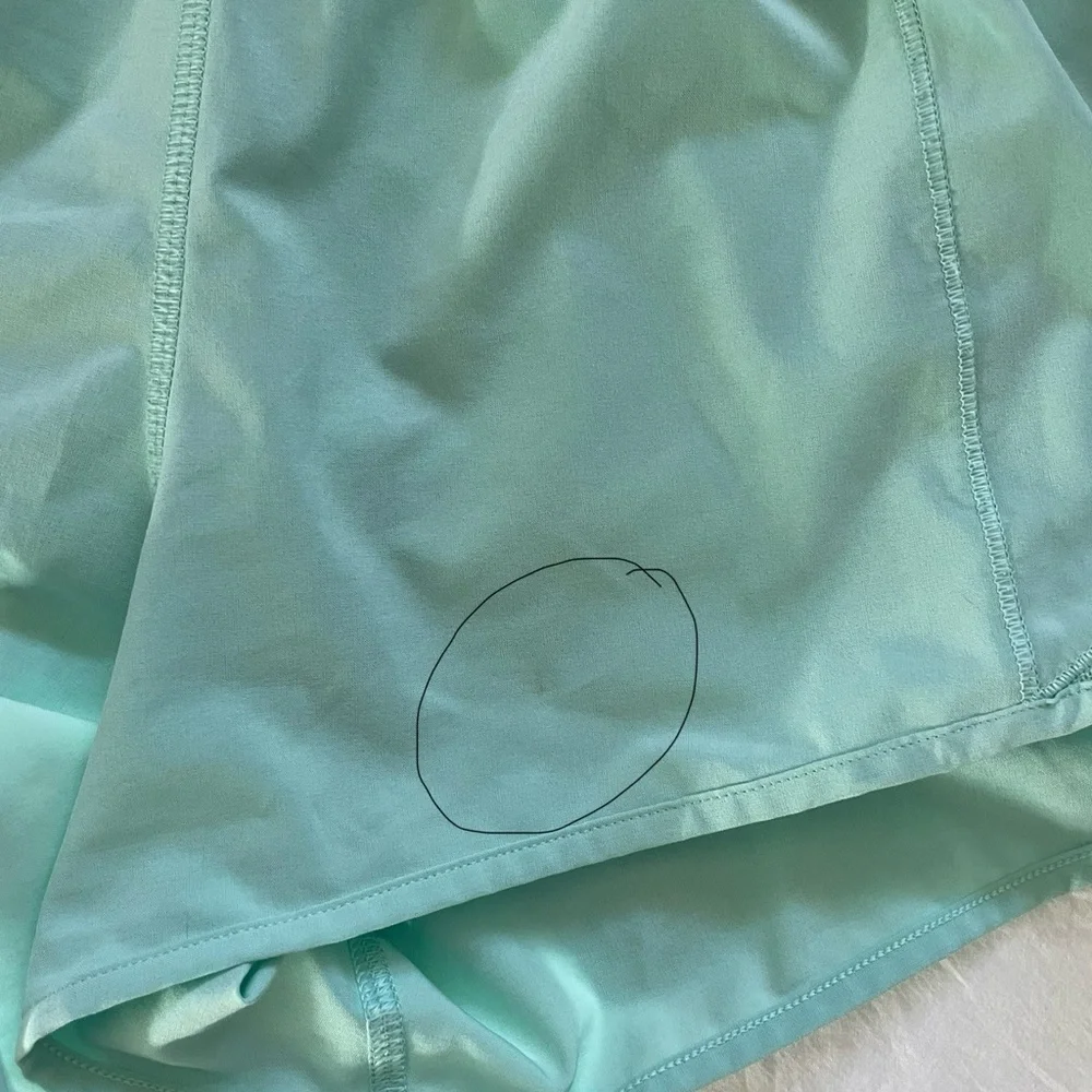 Lululemon Hotty hot shorts 2.5” inseam low rise - Picture 5 of 5